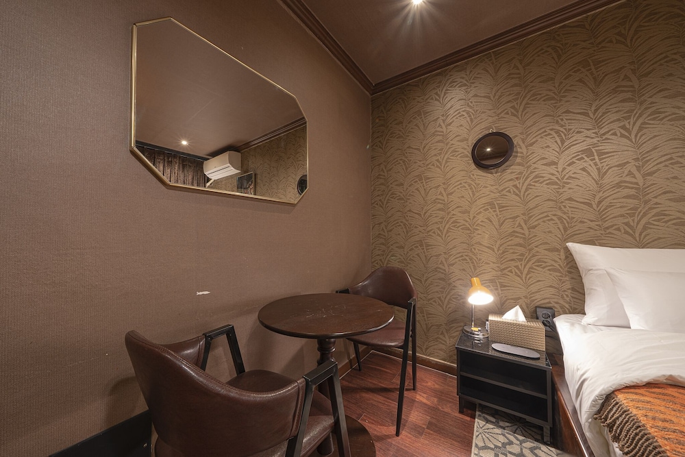 Hong Kong Standard - Photo 2