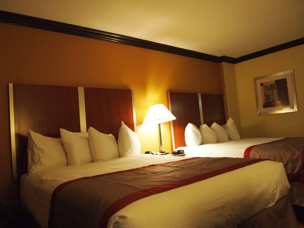 Suite, 2 Queen Beds, Non Smoking, Refrigerator & Microwave (with Sofabed) - Photo 3