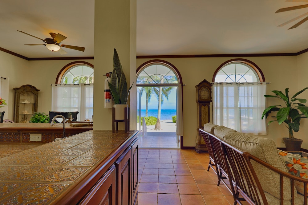 Deluxe Condo, 2 Bedrooms, Ocean View, Beachside photo 1