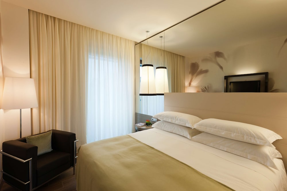 Deluxe Double or Twin Room thumbnail 6
