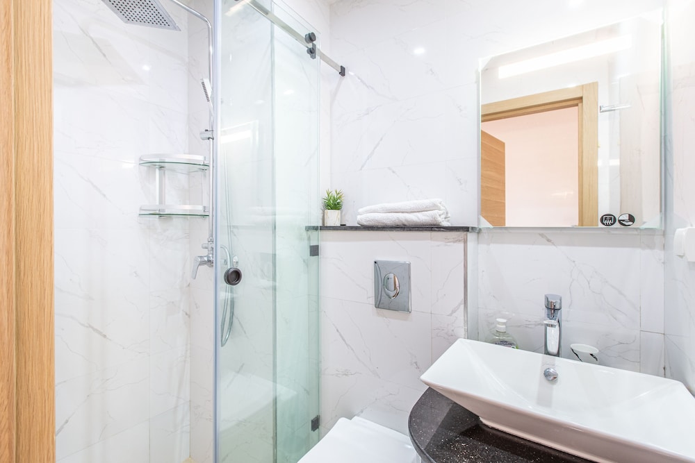 Premium Apartment, 2 Bedrooms, Balcony - Photo 11