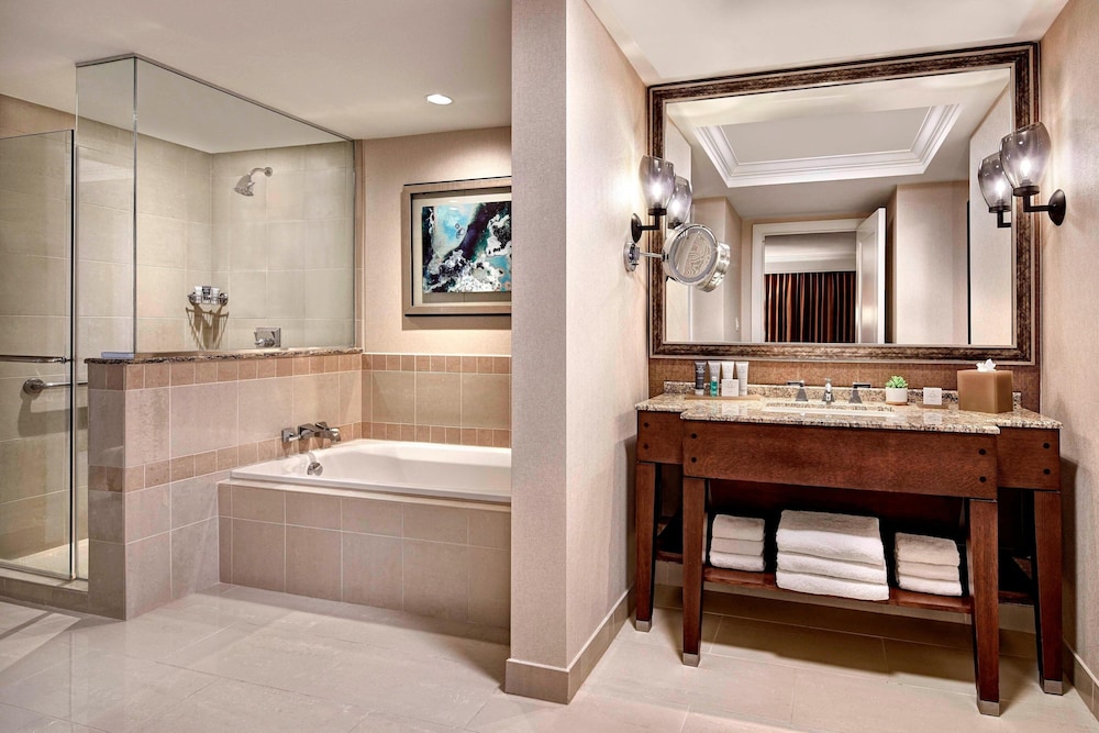 Executive Suite, 1 King Bed with Sofa bed, Balcony - Photo 5