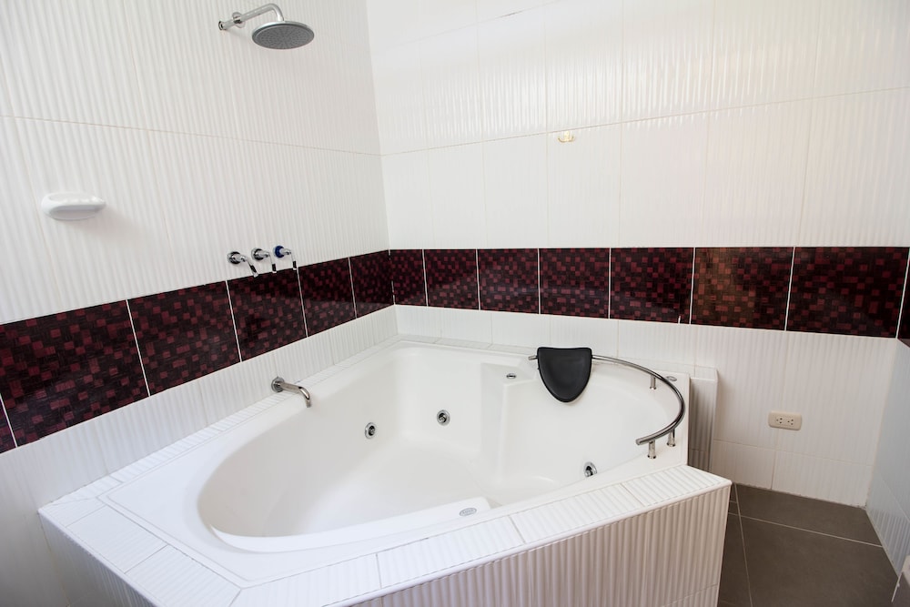 Family Room, Jetted Tub