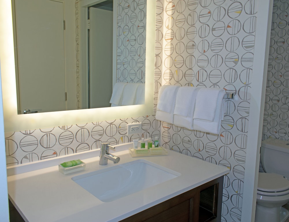Standard Room, 1 Queen Bed, Mobility Accessible (Accessible Tub) - Photo 6