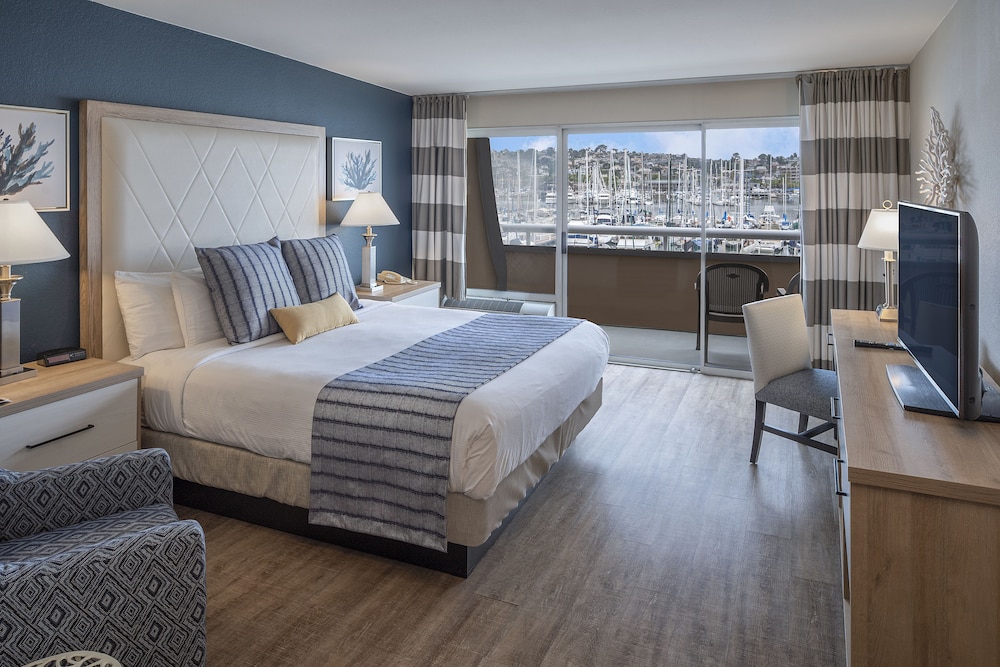 Standard Room, 1 King Bed, Marina View, Ground Floor - Photo 2