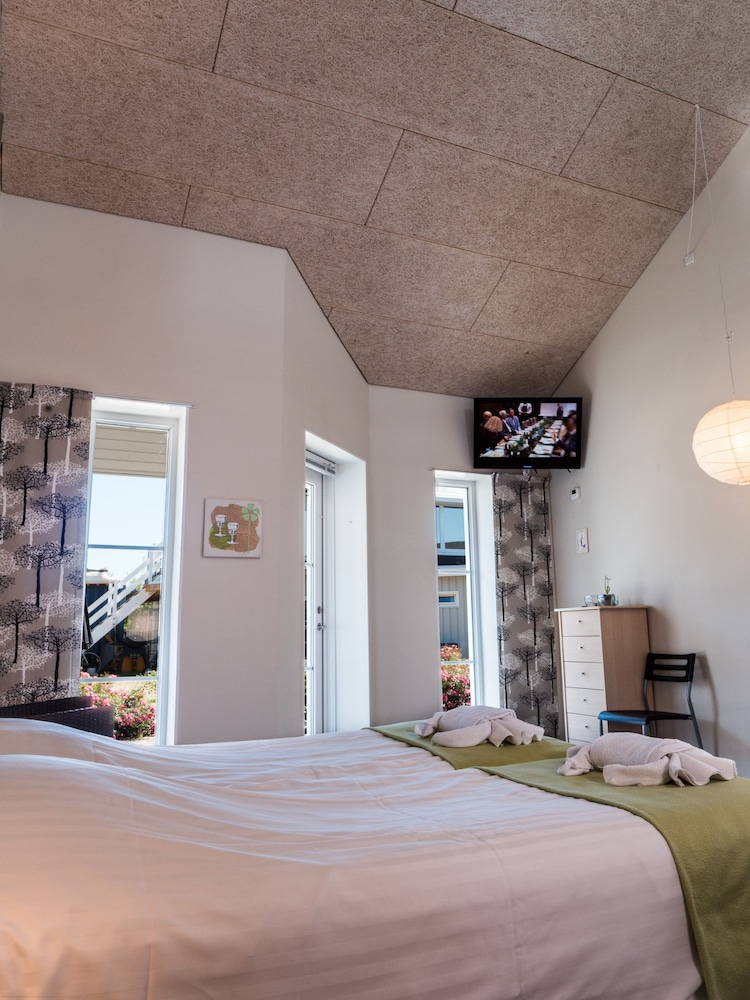 Deluxe Condo, 1 Bedroom, Accessible, Garden View