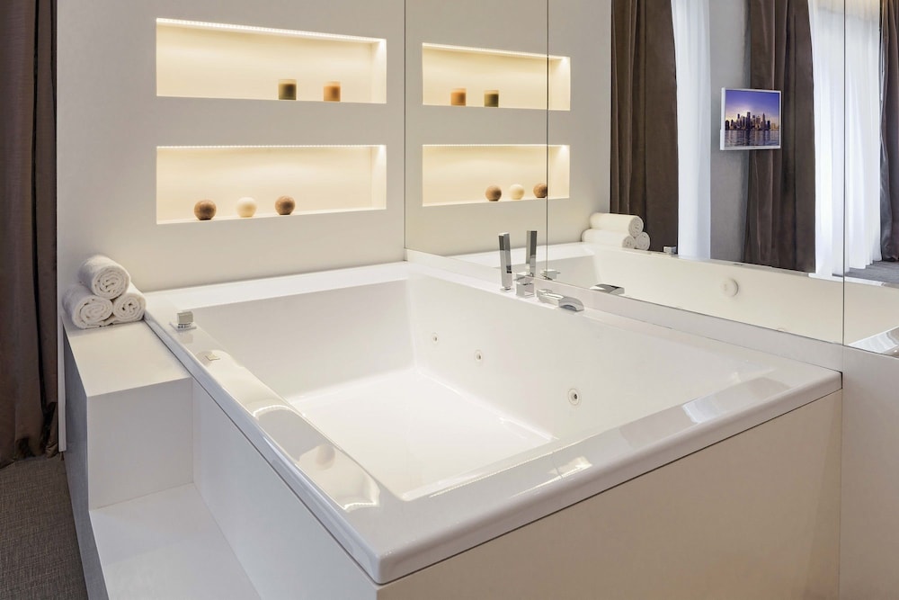 Deluxe Double Room, 1 King Bed, Jetted Tub