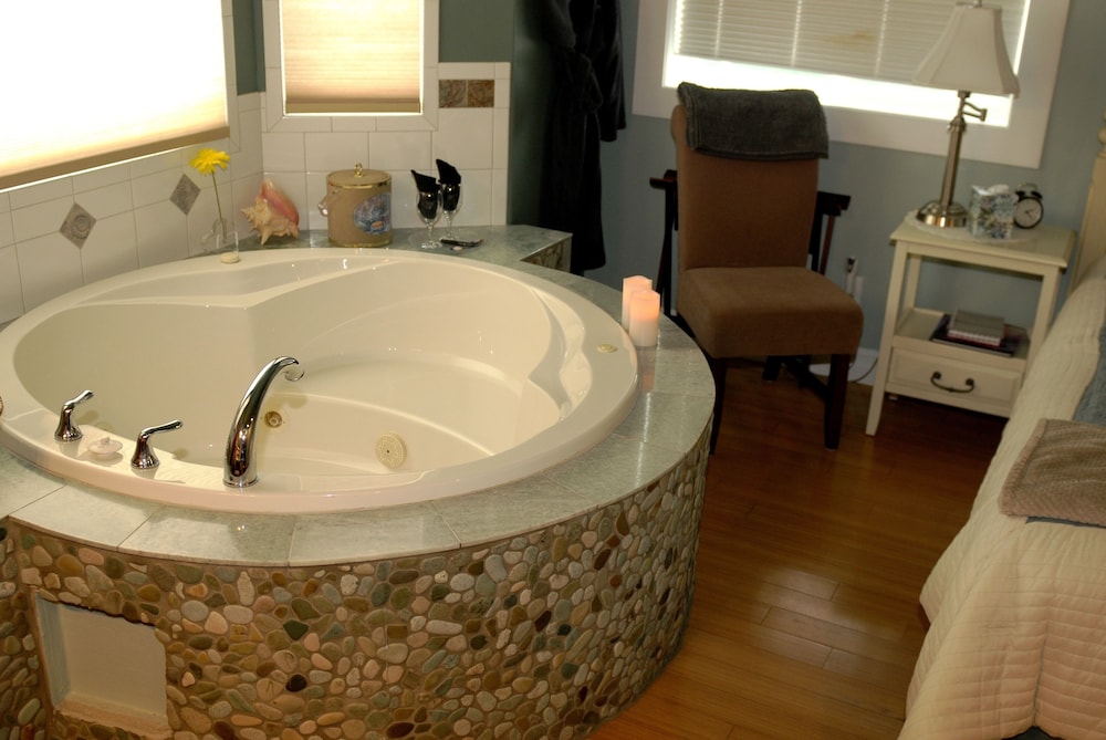 Deluxe Room, 1 King Bed, Jetted Tub photo 2
