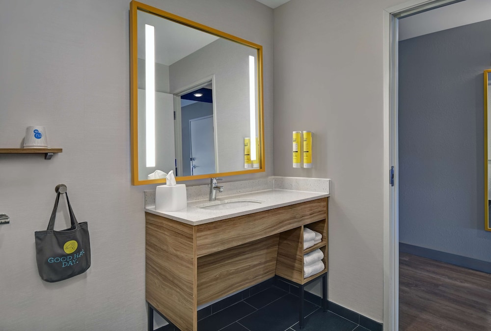 Room, 1 King Bed, Accessible, Bathtub - Photo 1