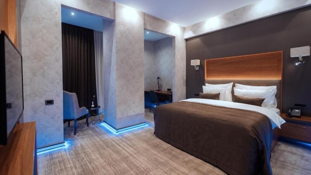 Standard Double Room, 1 King Bed - Photo 1