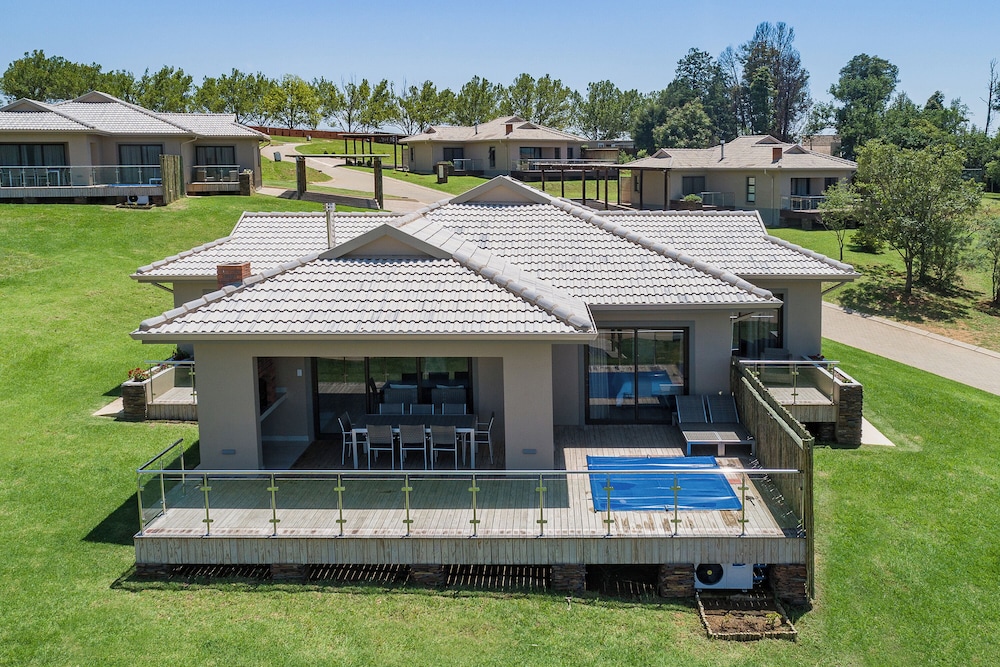Three Bedroom Villa with Patio photo 1