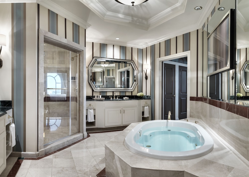 Newly Remodeled Grand One Bedroom King Suite City View