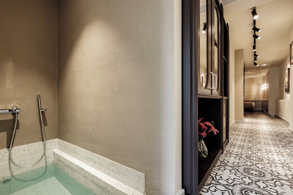 Premium Suite, 1 King Bed, Hot Tub photo 2