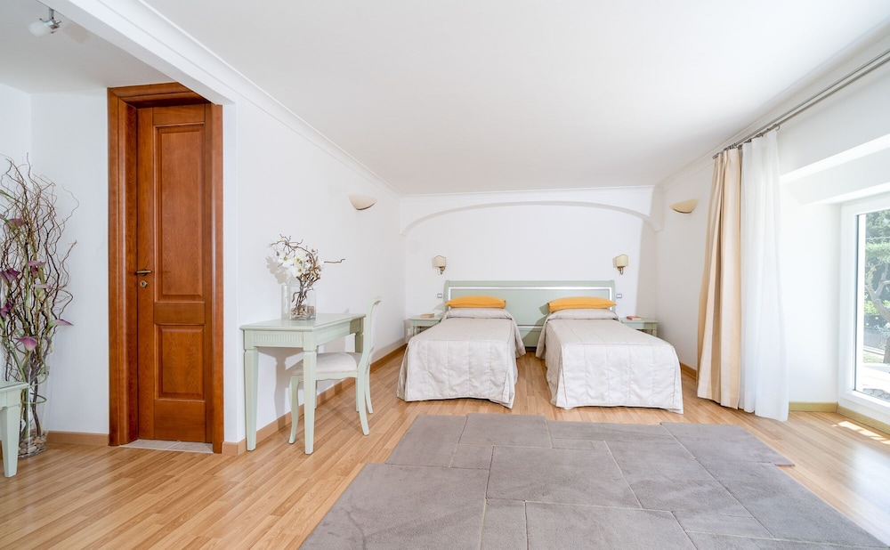 Junior Suite, Partial Sea View - Photo 3