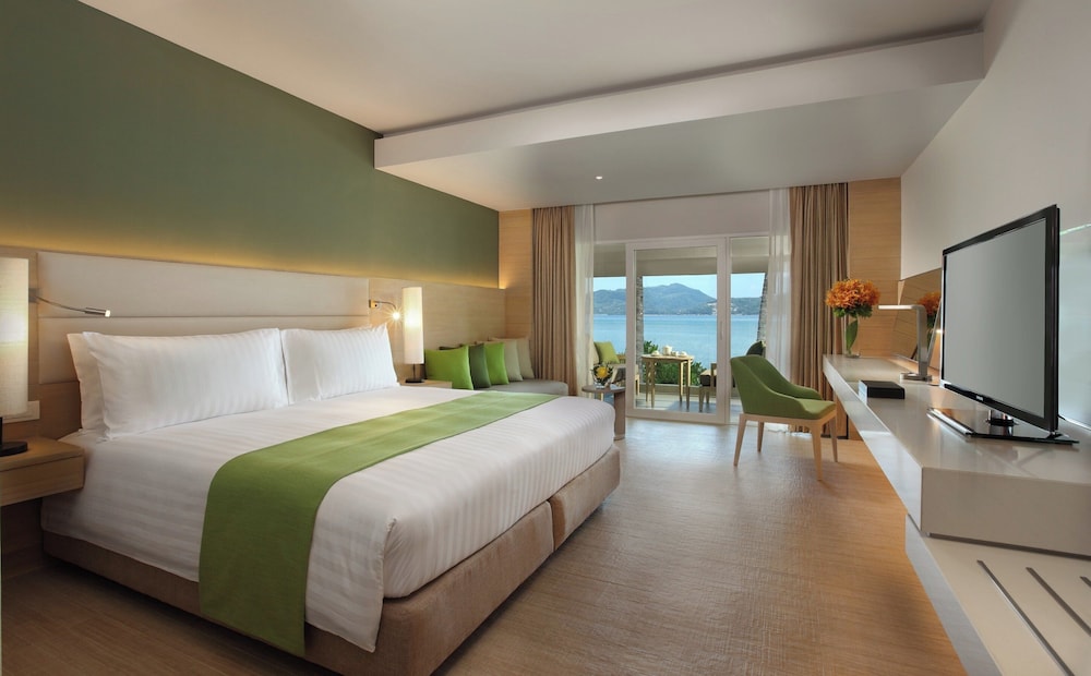 Deluxe Ocean Front Balcony King - Photo 5