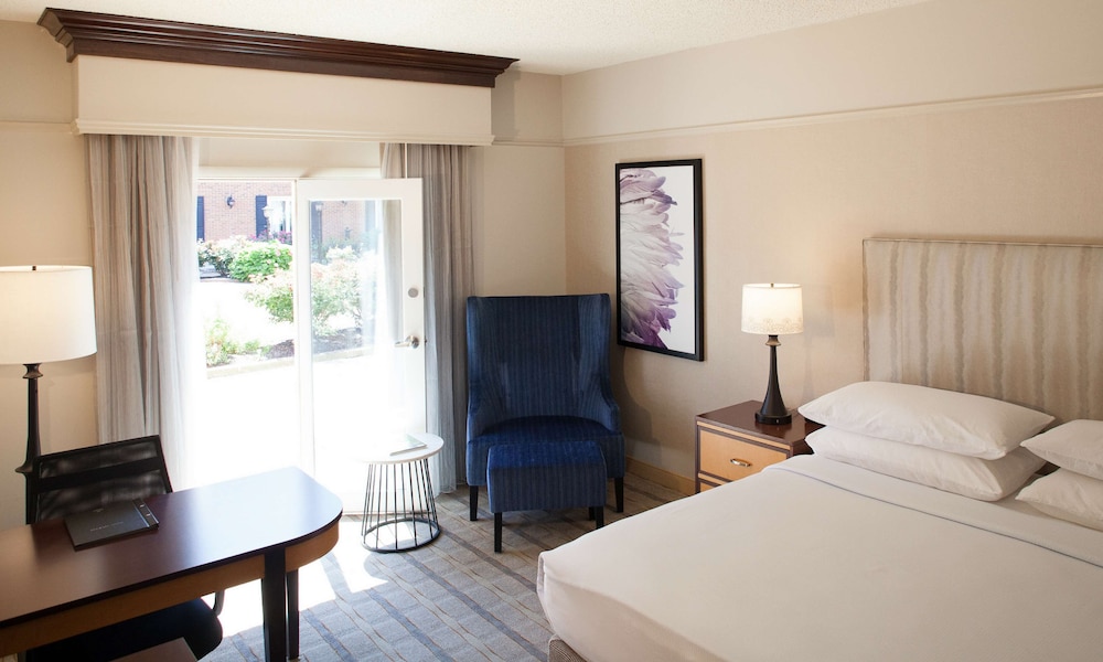 Deluxe Room, 1 King Bed, Lanai - Photo 4