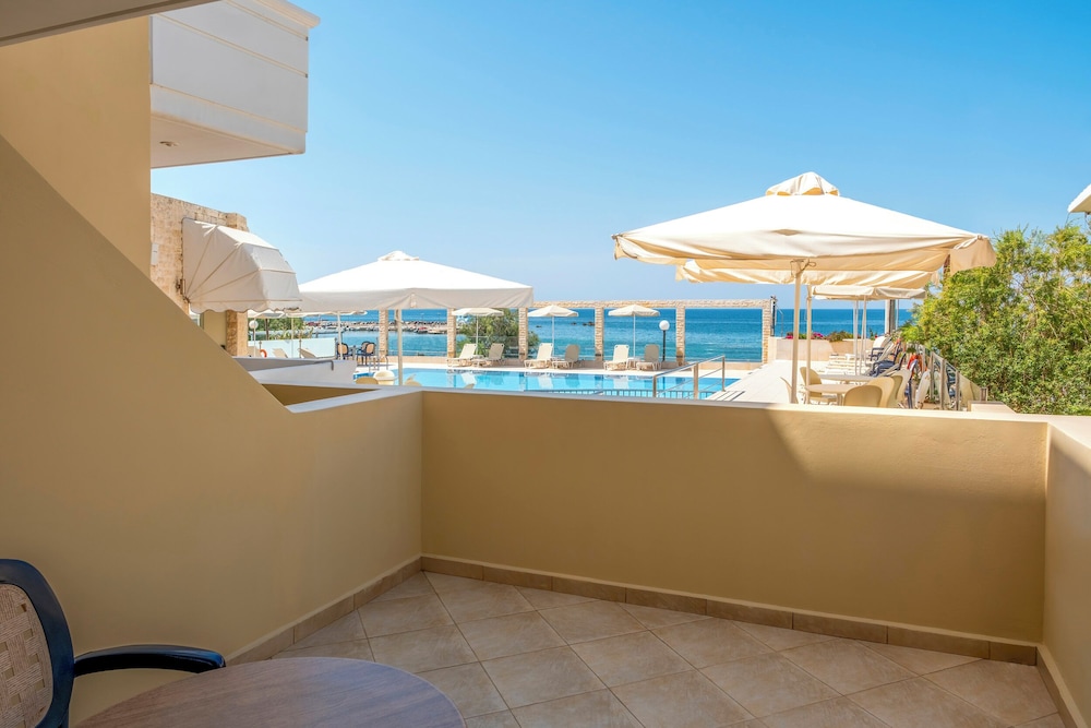 Superior Triple Room with Pool and Partial Sea View photo 2
