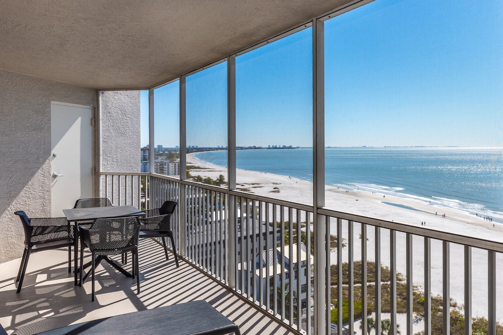 Pool View Suite - Photo 5