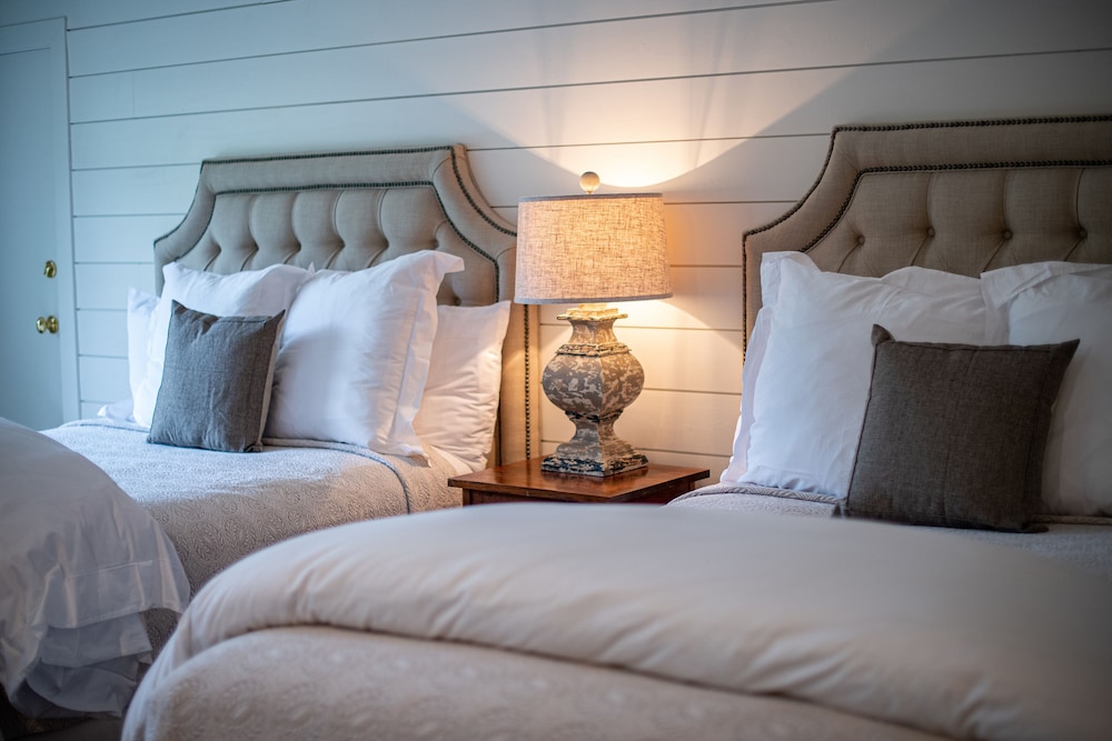 Standard Room, 2 Queen Beds photo 1