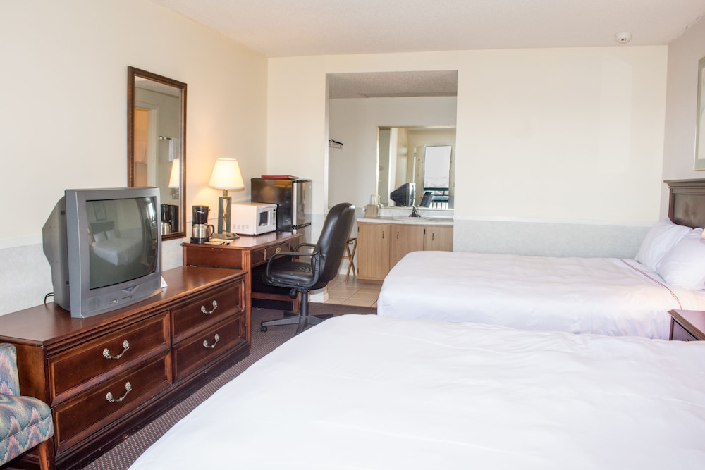 Standard Room, 2 Queen Beds, Lake View photo 2