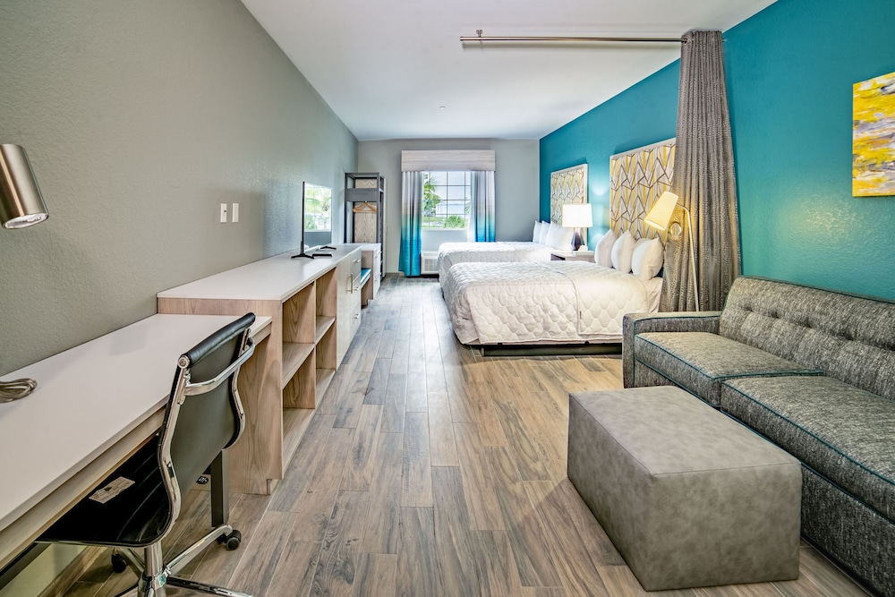 Suite, Multiple Beds, Kitchenette