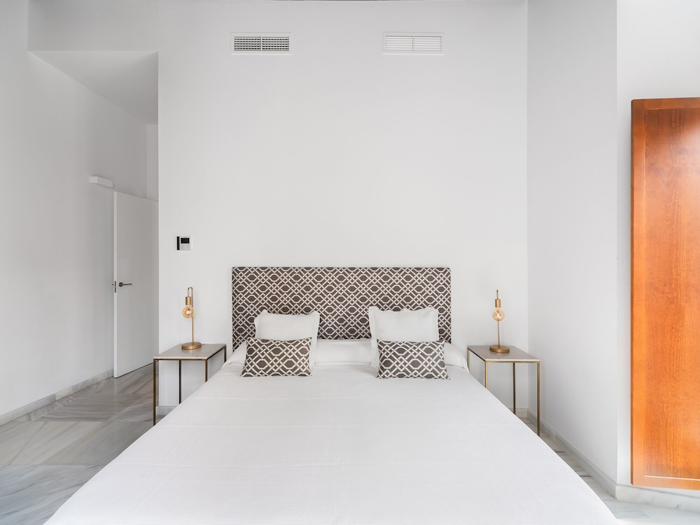 3 Bedroom Apartment with Sofa Bed - Photo 3