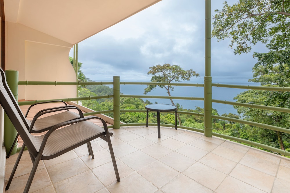 Honeymoon Suite with Ocean View - Photo 7