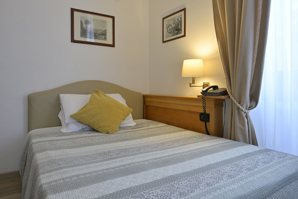 Deluxe Double Room Single Use (Small)