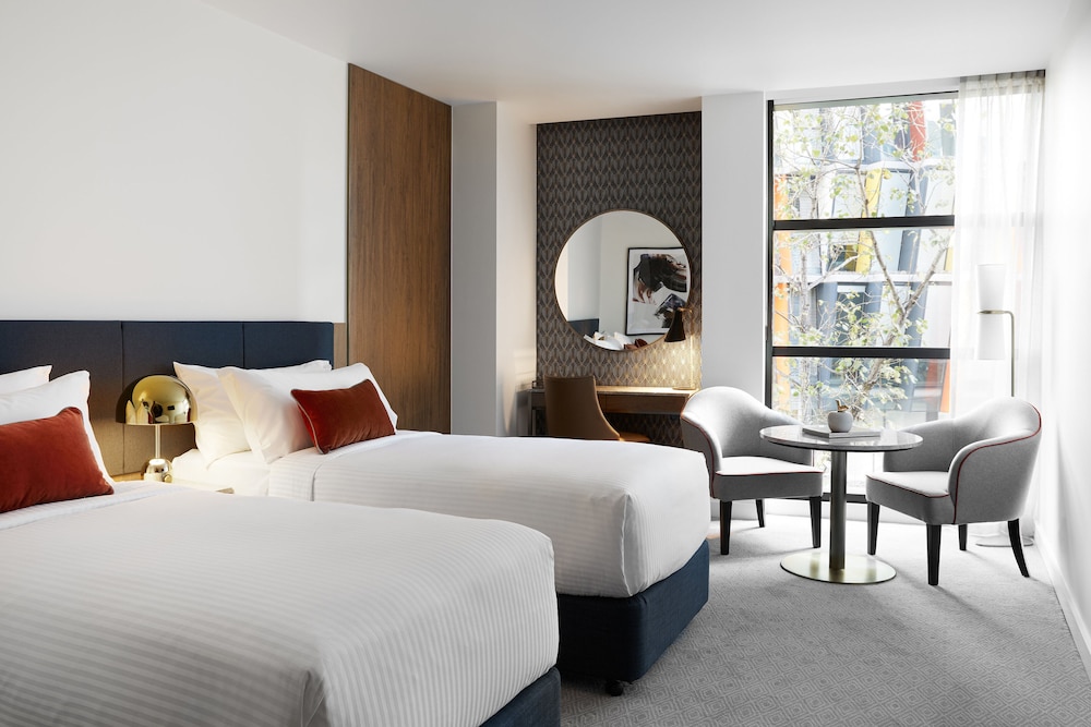 Junior Suite, 1 King Bed, City View thumbnail 5