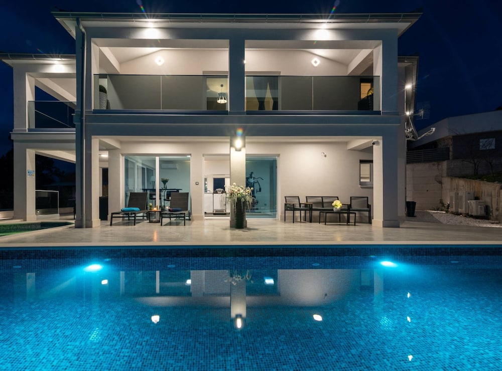 Villa (Six Bedroom Villa with Pool)