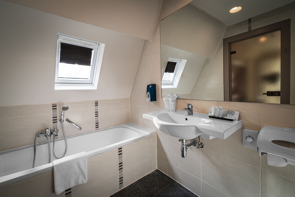 Double or Twin Room (Budget) - Photo 20