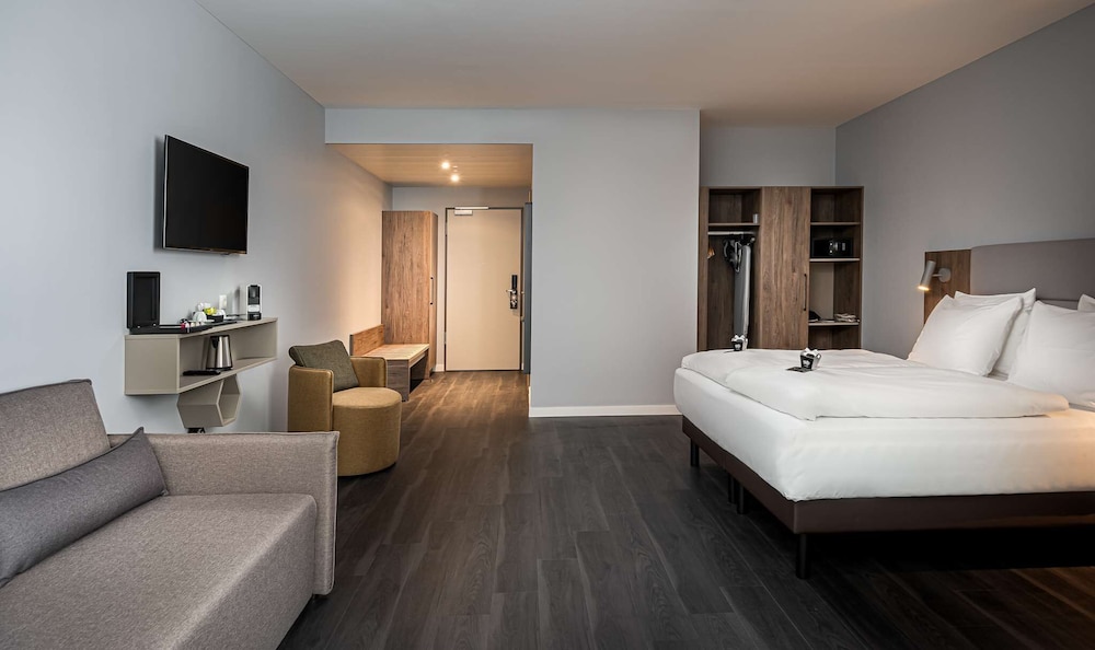 Suite - Photo 1