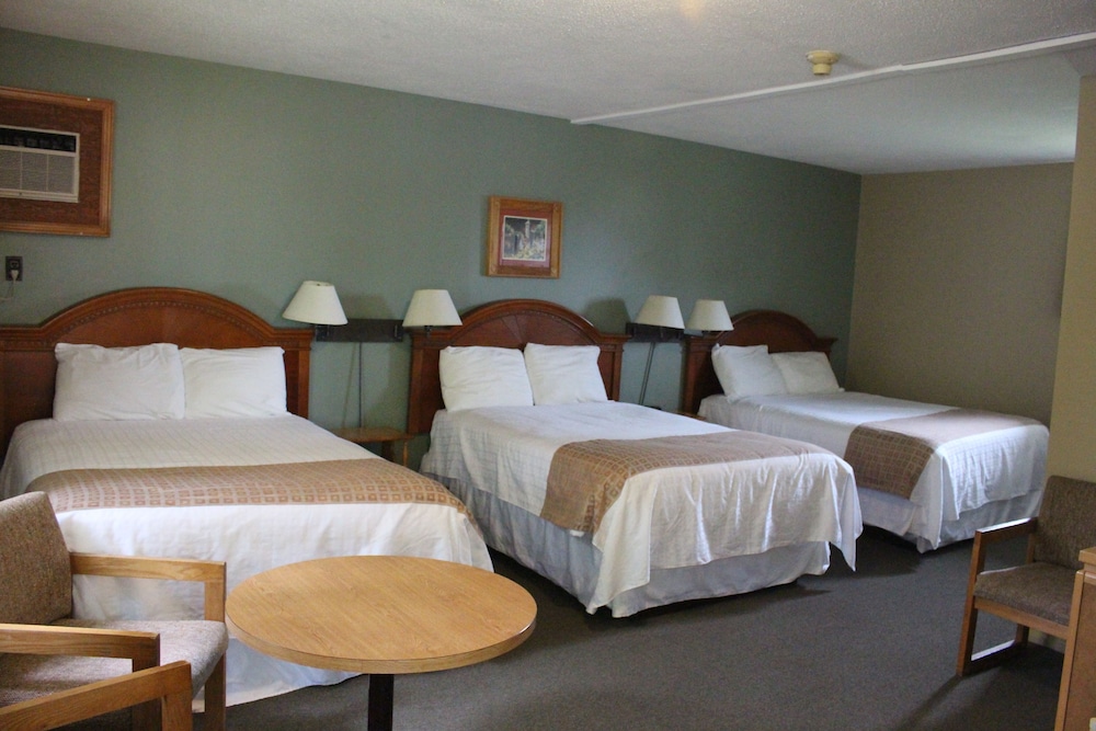 Standard Room (Tennis court section, 3 double beds) photo 3