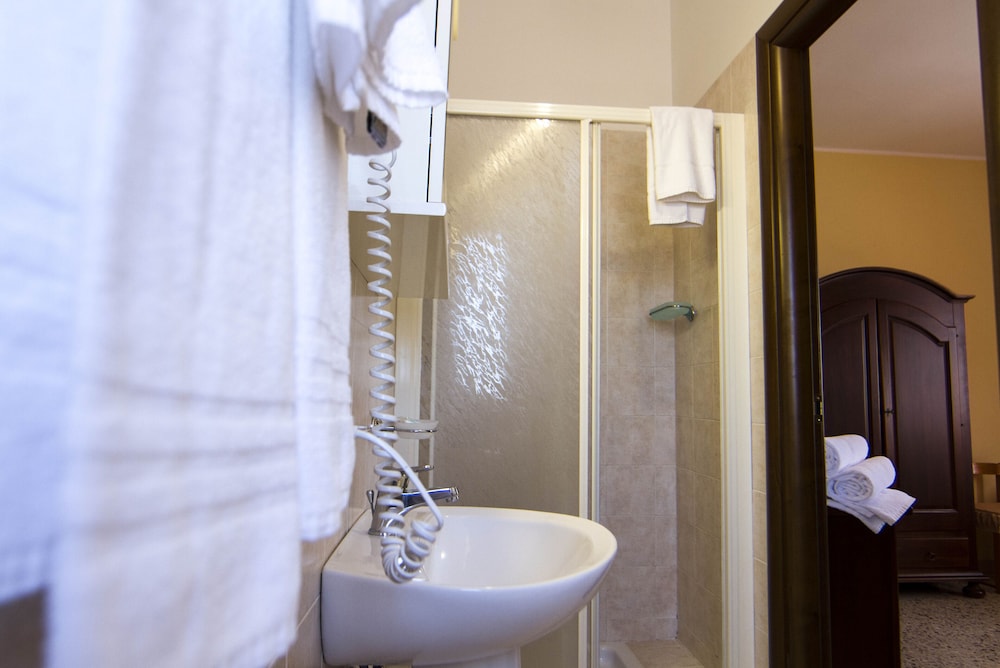 Standard Triple Room, Private Bathroom photo 3