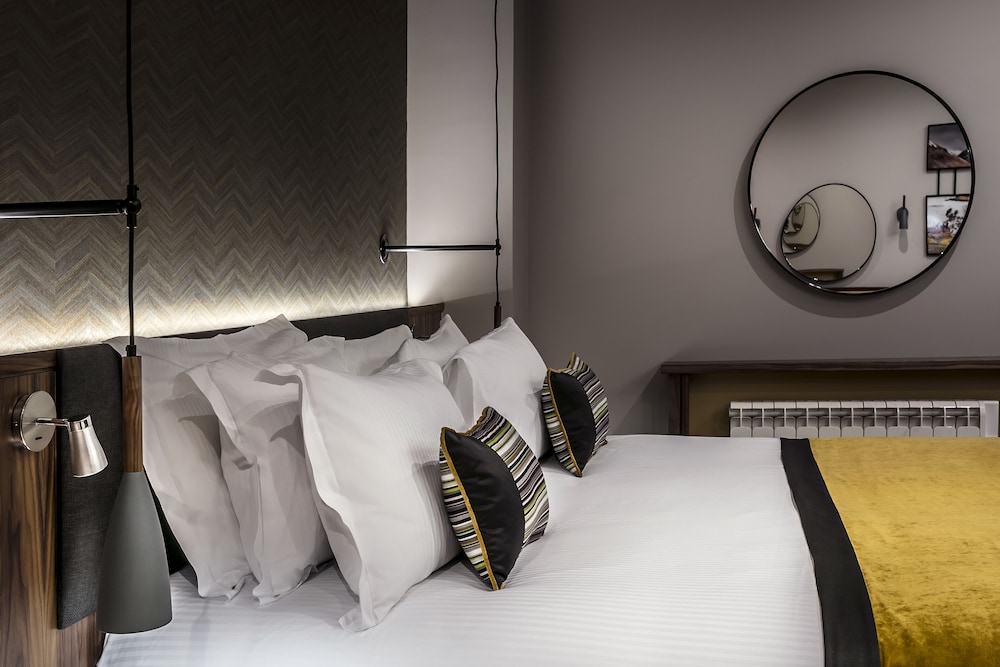 Suite, 1 King Bed, Non Smoking, Refrigerator - Photo 4