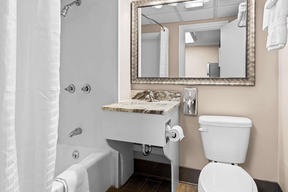Suite, 1 King Bed, Non Smoking, Jetted Tub photo 3