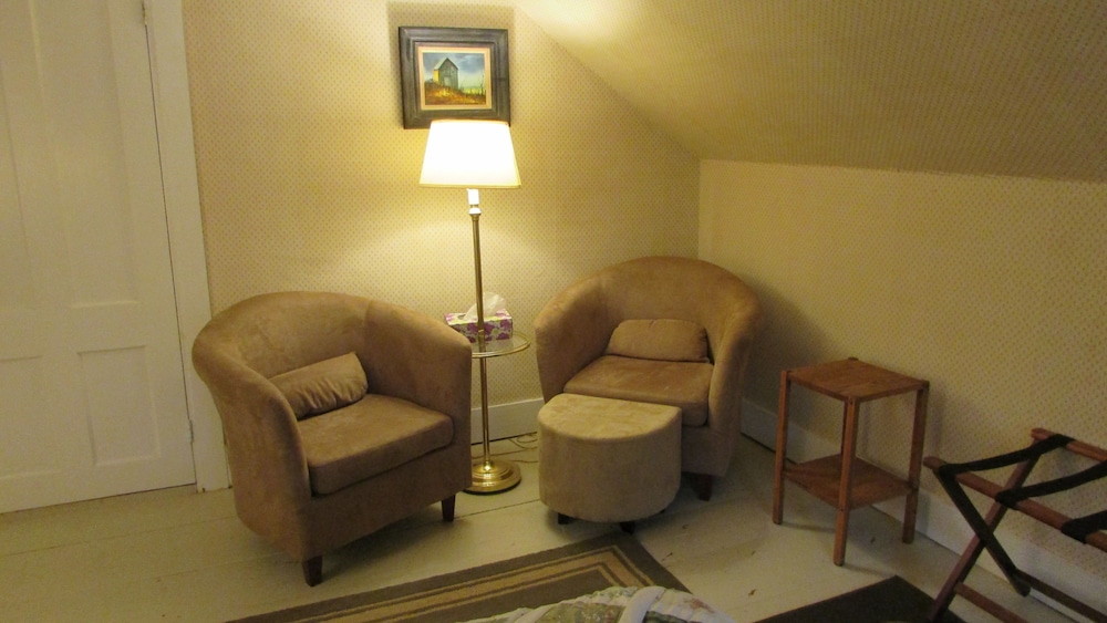 Room (Shared Bathroom) photo 2
