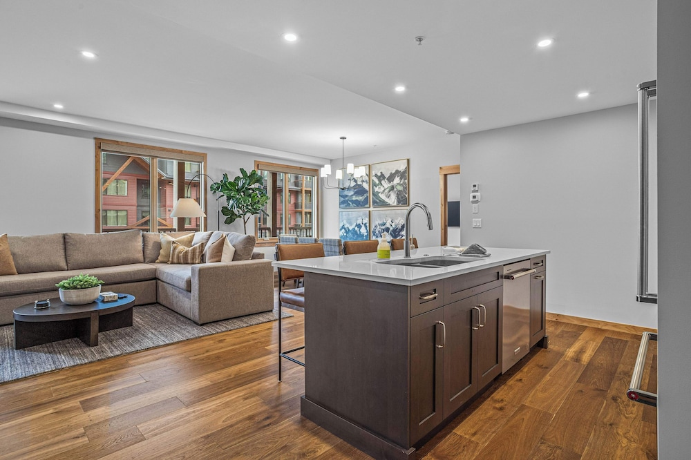 TM213 Three Bedroom Premier Condo