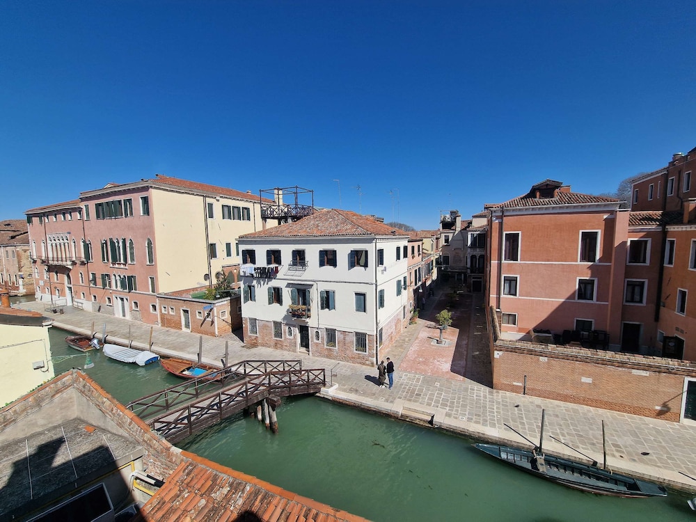 Deluxe Double or Twin Room, Canal View thumbnail 5