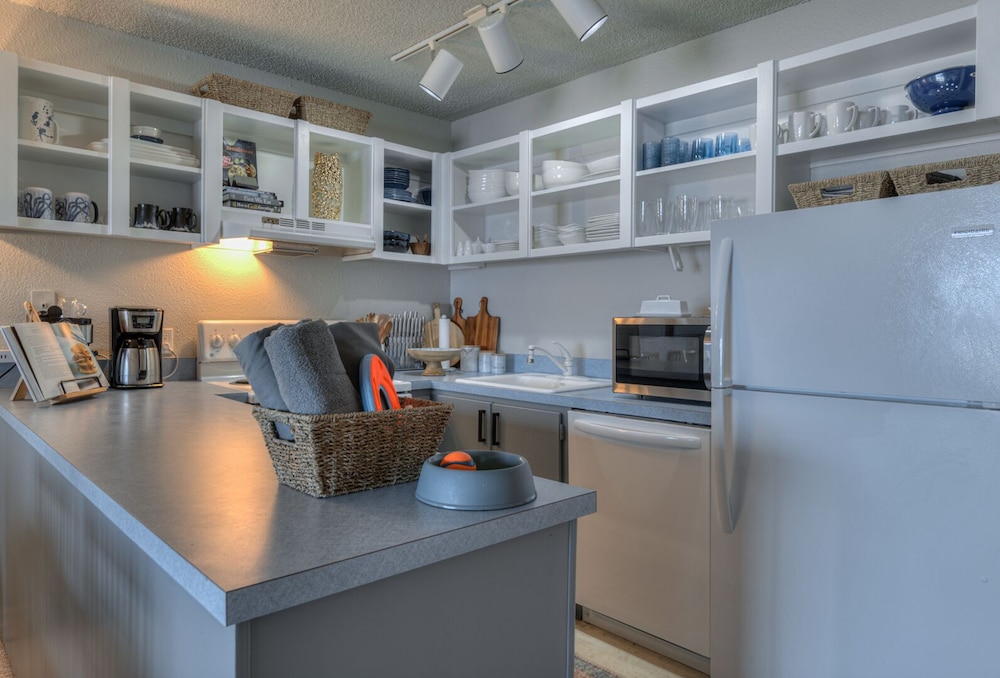 Deluxe Condo, Fireplace, Ocean View photo 3