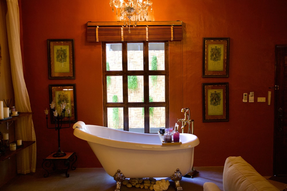 Honeymoon Suite with Bathtub - Photo 13