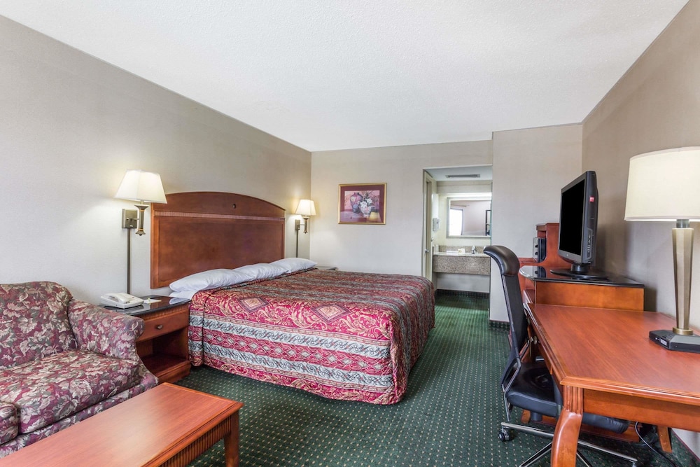 Standard Room, 1 Queen Bed, Smoking - Photo 2