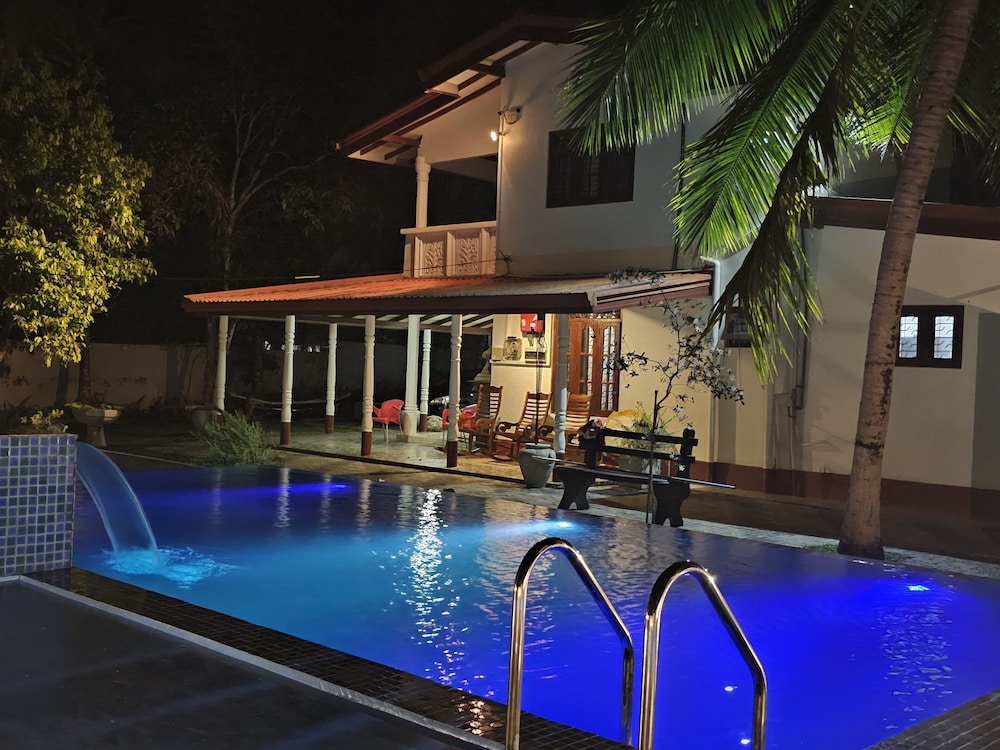Luxury Villa photo 1