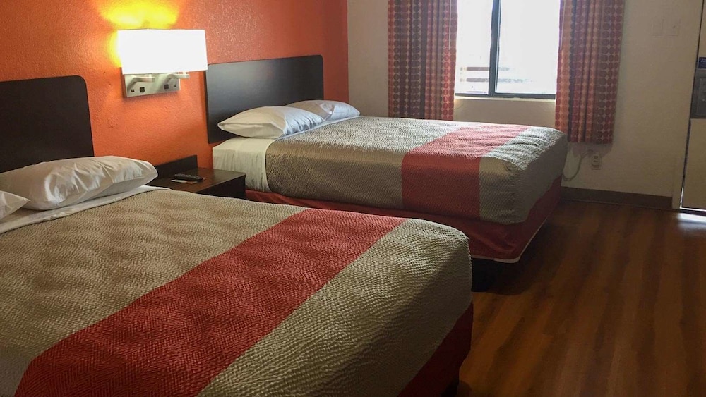 Deluxe Room, 1 King Bed, Accessible, Smoking - Photo 2
