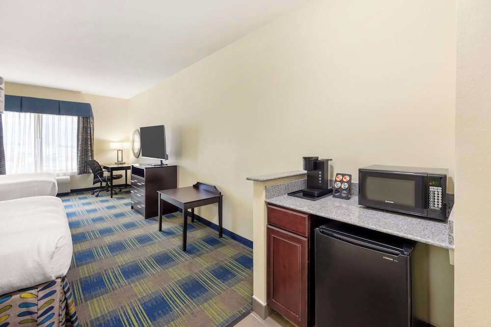 Suite, Multiple Beds, Non Smoking, Refrigerator & Microwave (with Sofabed) photo 3