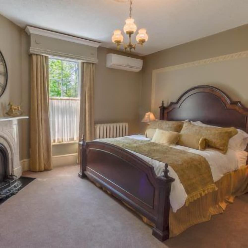 The Sir John Suite, King Bed with Jetted Tub