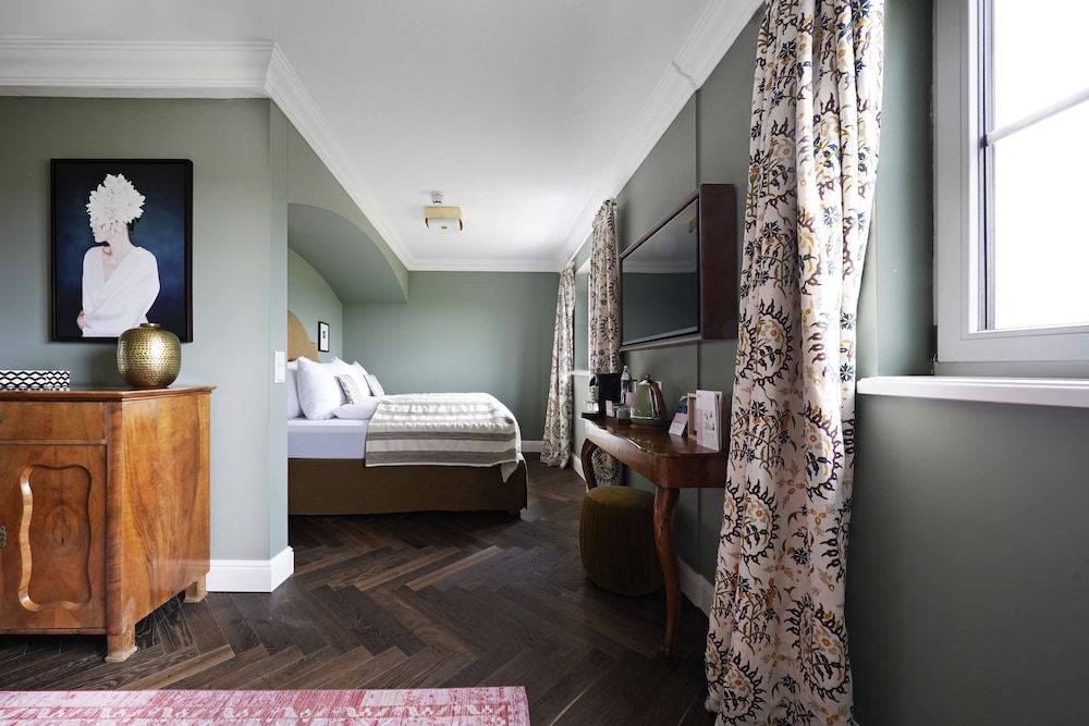 Large Room photo 3