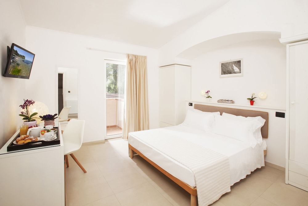 Standard Room, Balcony, Courtyard View photo 2