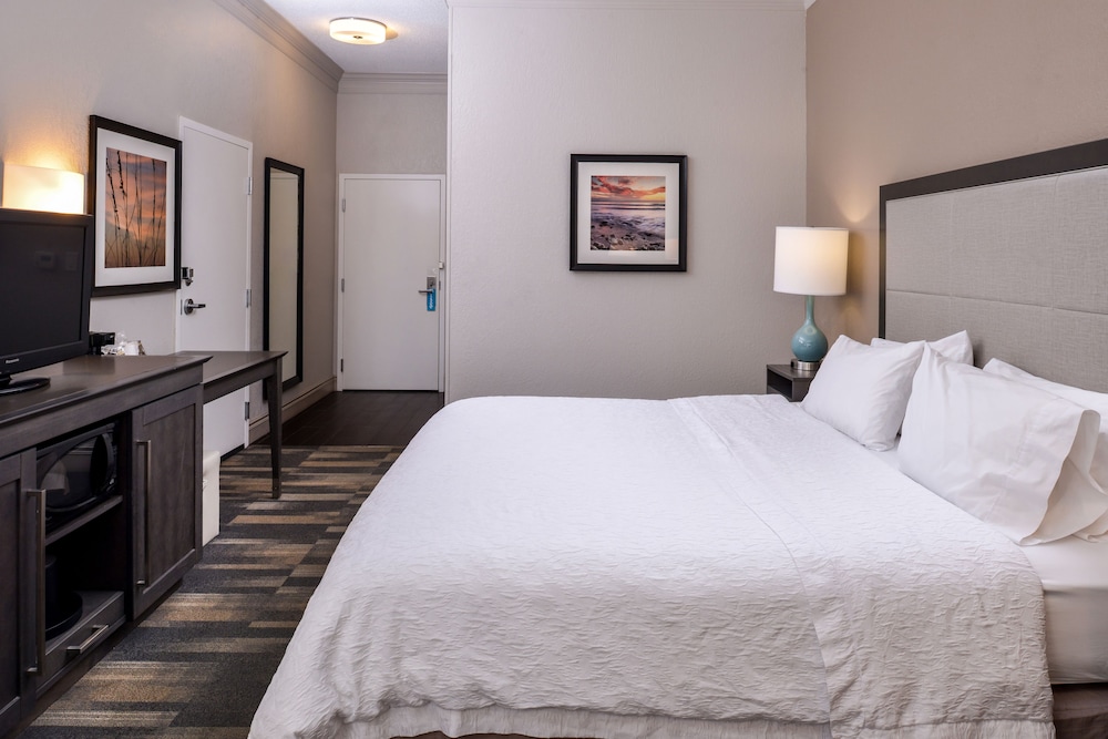 Standard Room, 1 King Bed, Non Smoking - Photo 5