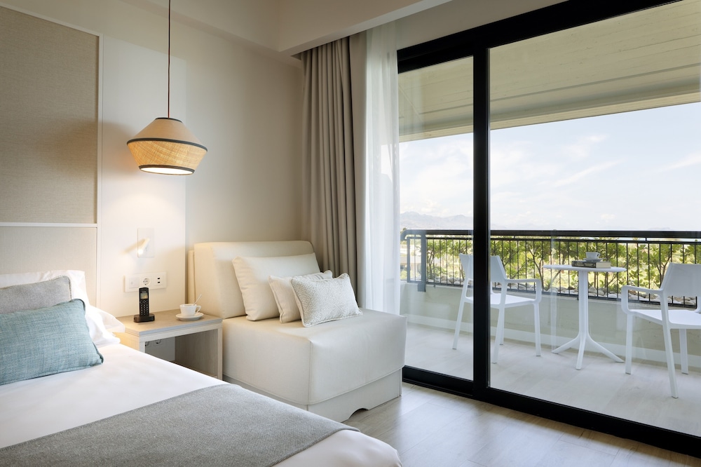 Deluxe Double Room Single Use (Signature Level)